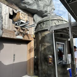 Shark Attack 5D Theater - Worst staff ever, rude and inattentive