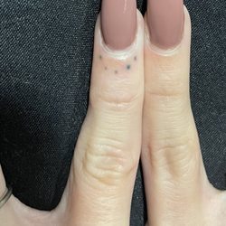 Hollywood Nails - Uneven pinky fingers