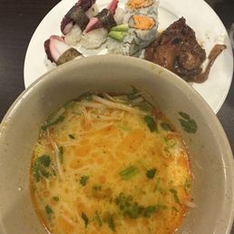 Shrimp curry soup, sushi, and black pepper chicken Shrimp curry soup, sushi, and black pepper chicken