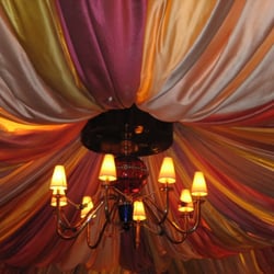 Le Cirque - Cool ceiling decor