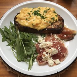 Botanikafé - Toast Espanhola: pão de fermentação natural feito na casa com ovos mexidos, presunto parma, queijo de cabra, rucula e figo ao mel