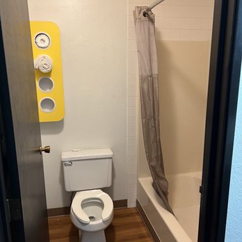 Motel 6 - Fargo - Bathroom - Hotels Near Me - Fargo, North Dakota