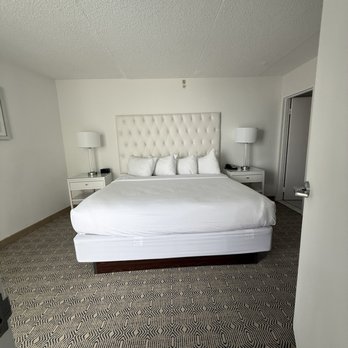 ICONA Diamond Beach - Bedroom - Hotels Near Me - Wildwood Crest, New Jersey ICONA Diamond Beach - Bedroom - Hotels Near Me - Wildwood Crest, New Jersey