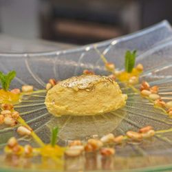 Golden Gobi - Blattgold auf Sanddornmousse mit karamelisierte  Pinienkernen.