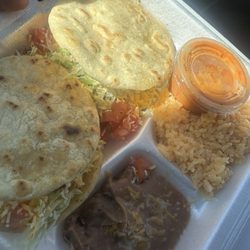 El Pilar Food Truck - Gordita plate