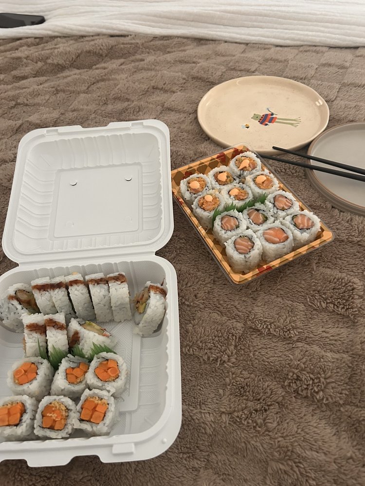 Momo Sushi Logo