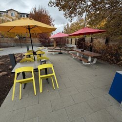 Andrae's Kitchen - Outdoor seating is clean!