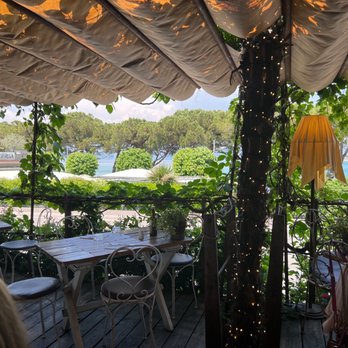 La Plume - View of the patio and lake. - Pizza Near Me - Peschiera del Garda, VR La Plume - View of the patio and lake. - Pizza Near Me - Peschiera del Garda, VR