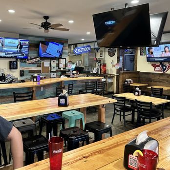 Scores Pizza & Wings - Inside Dining room - Sports Bars Near Me - Belton, Texas