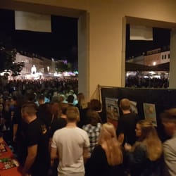 Honky Tonk Musikfestival - Publikumsbewegung in der Pause der Band "Blast" vom Innenplatz Rathaus hinaus auf den Marktplatz am 09.07.2016 um 23:41 Uhr