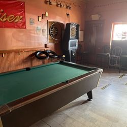 Ray's Bar - Pool table and darts