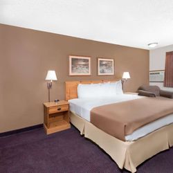 Super 8 by Wyndham Chamberlain SD - Guest room