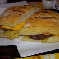 Farcito - Ciabatta con hamburger di manzo, cheddar e patatine. Buonissimo.