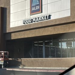 ALDI - Outside
