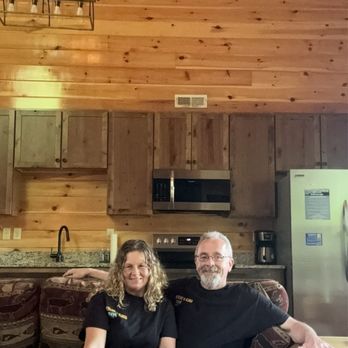 American Patriot Getaways - Cabin and happy customers - Vacation Rentals Near Me - Pigeon Forge, Tennessee