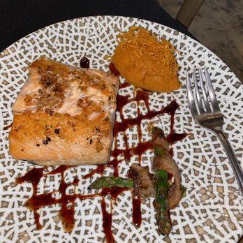 Montemar - Sous vie salmon with balsamic glaze, mashed sweet potato and bacon wrapped asparagus - Mexican Near Me - Cancún, ROO
