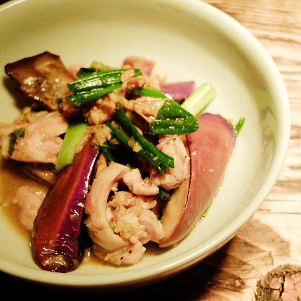 Som Saa - stir-fried chicken and long aubergines with yellow beans and thai basil - Thai Near Me - London, XGL