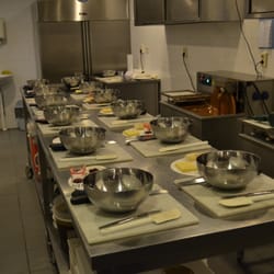 Van Velze's - Het begin van een workshop, als de chocola nog niet tegen de muren omhoog zit ;-)