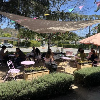 Perlas Ice Cream - Outdoor seating - Ice Cream & Frozen Yogurt Near Me - Glendale, California