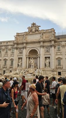 Trevi Fountain by null