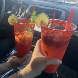 2 Michelagua una de fresa  y una de mango  con fruta natural adentro