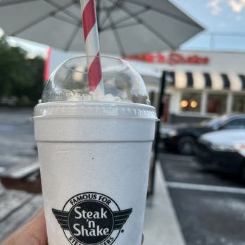 Steak ’n Shake - a hand holding a cup with a straw - Fast Food Near Me - Lake Mary, Florida Steak ’n Shake - a hand holding a cup with a straw - Fast Food Near Me - Lake Mary, Florida
