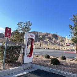 Tesla Supercharger - Dam Dam Charger