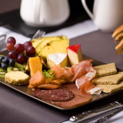 Distant Hills Guest House - Local food tasting platter is one of the breakfast options