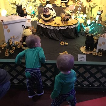 Kraynak's - Very cute little vignettes - Nurseries & Gardening Near Me - Hermitage, Pennsylvania