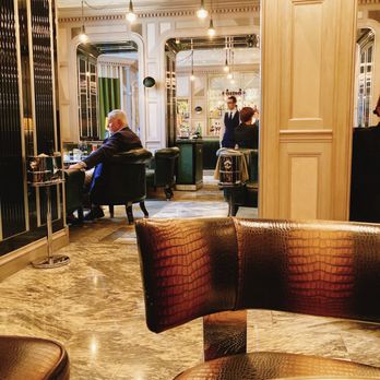 Connaught Bar - 鏡を多く用いたお店であり、でも落ち着いていて本当に素晴らしい - Bars Near Me - London, XGL