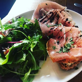 Augustus Harris - Bruschette Prosciutto. Toasted bread with goat cheese and fog jam, topped with prosciutto and balsamic. - Italian Near Me - London, XGL