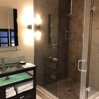 Sterling Inn and Spa - Standing shower - Hotels Near Me - Niagara Falls, Ontario Sterling Inn and Spa - Standing shower - Hotels Near Me - Niagara Falls, Ontario
