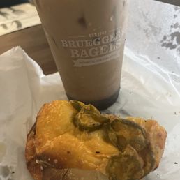 Jalapeño cheddar bagel with veggie cream cheese. Sooo good !