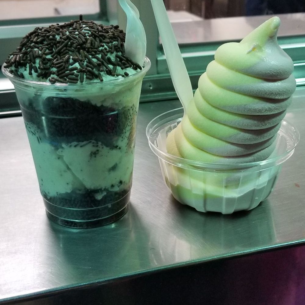 Lincoln Creamery - Cookies and cream with chocolate sprinkles and strawberry and pineapple swirl - Ice Cream & Frozen Yogurt Near Me - Lincoln, Rhode Island Lincoln Creamery - Cookies and cream with chocolate sprinkles and strawberry and pineapple swirl - Ice Cream & Frozen Yogurt Near Me - Lincoln, Rhode Island
