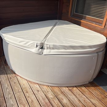 Berry Springs Lodge - Two rooms have hot tubs on your porch. - Bed & Breakfast Near Me - Sevierville, Tennessee Berry Springs Lodge - Two rooms have hot tubs on your porch. - Bed & Breakfast Near Me - Sevierville, Tennessee