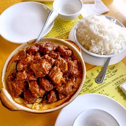 New Lakeview Seafood & Wunton - 柱候牛腩煲 $23.75 ~ 牛腩非常多，接近有四十件，但炆得未够腍，仍保持咬口