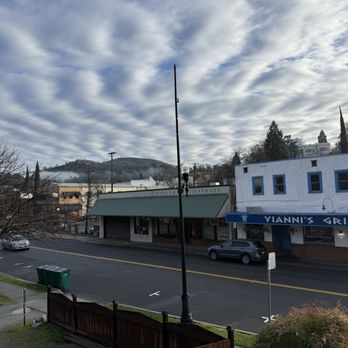 Gunn House Hotel - Some food places across street. - Hotels Near Me - Sonora, California Gunn House Hotel - Some food places across street. - Hotels Near Me - Sonora, California