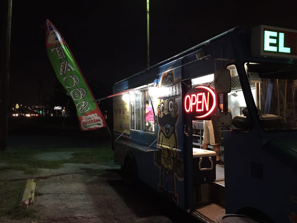 Food from Mini Tacos El Maicol