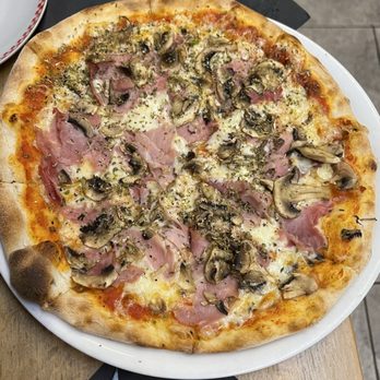 Le Bartavel - Ham and mushrooms thin pizza - Pizza Near Me - Chamonix Mont Blanc, 74