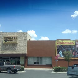 Noreste Grill - Fachada del restaurante en el estacionamiento de Sendero Lincoln.
