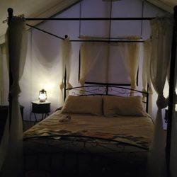 Salmon Gypsy Bed and Breakfast - Night time romance