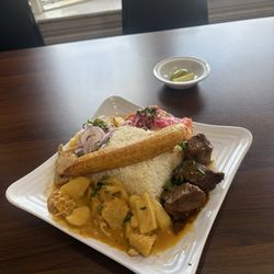 Encebollados El Idolo - Bandera with dipping sauce.