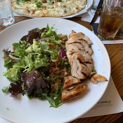 3 Brasseurs - Mediterranean Salad with chicken breast