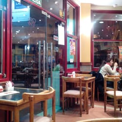 Dentro del local.