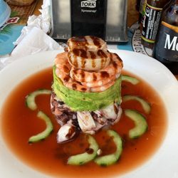 La Mariskeña - Torre de camarón, pulpo y callo de hacha con aguacate.