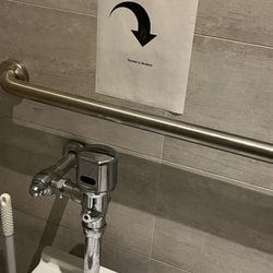 eména spa - Have to hold forever to flush.