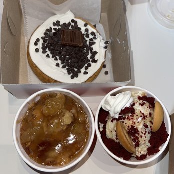 Peach Cobbler Factory - Chocolate Chocolate Chip Featuring Hershey's Peach Cobbler Red Velvet Banana Pudding - Desserts Near Me - Pembroke Pines, Florida