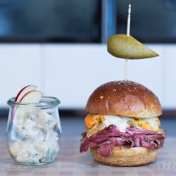 Fritz Mitte - Street Food - Pastrami Sandwich - Fritz Mitte