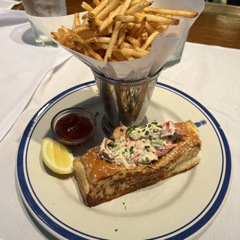 Hudson House - Lobster roll - American Near Me - Dallas, Texas Hudson House - Lobster roll - American Near Me - Dallas, Texas