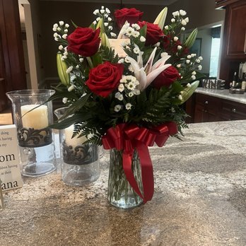 Beth's Blooms - Roses arrangement. - Florists Near Me - Needville, Texas Beth's Blooms - Roses arrangement. - Florists Near Me - Needville, Texas